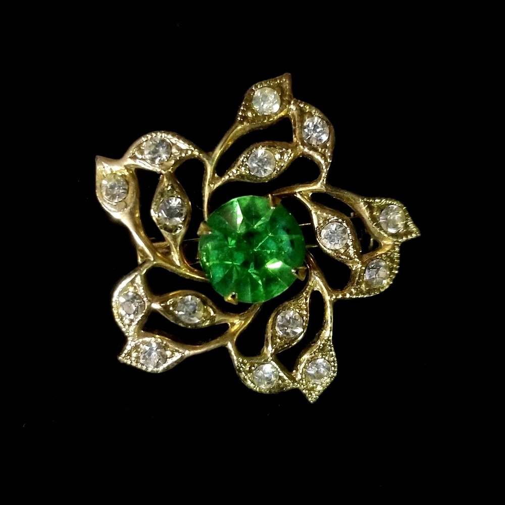 Vintage swirl pin with green center stone